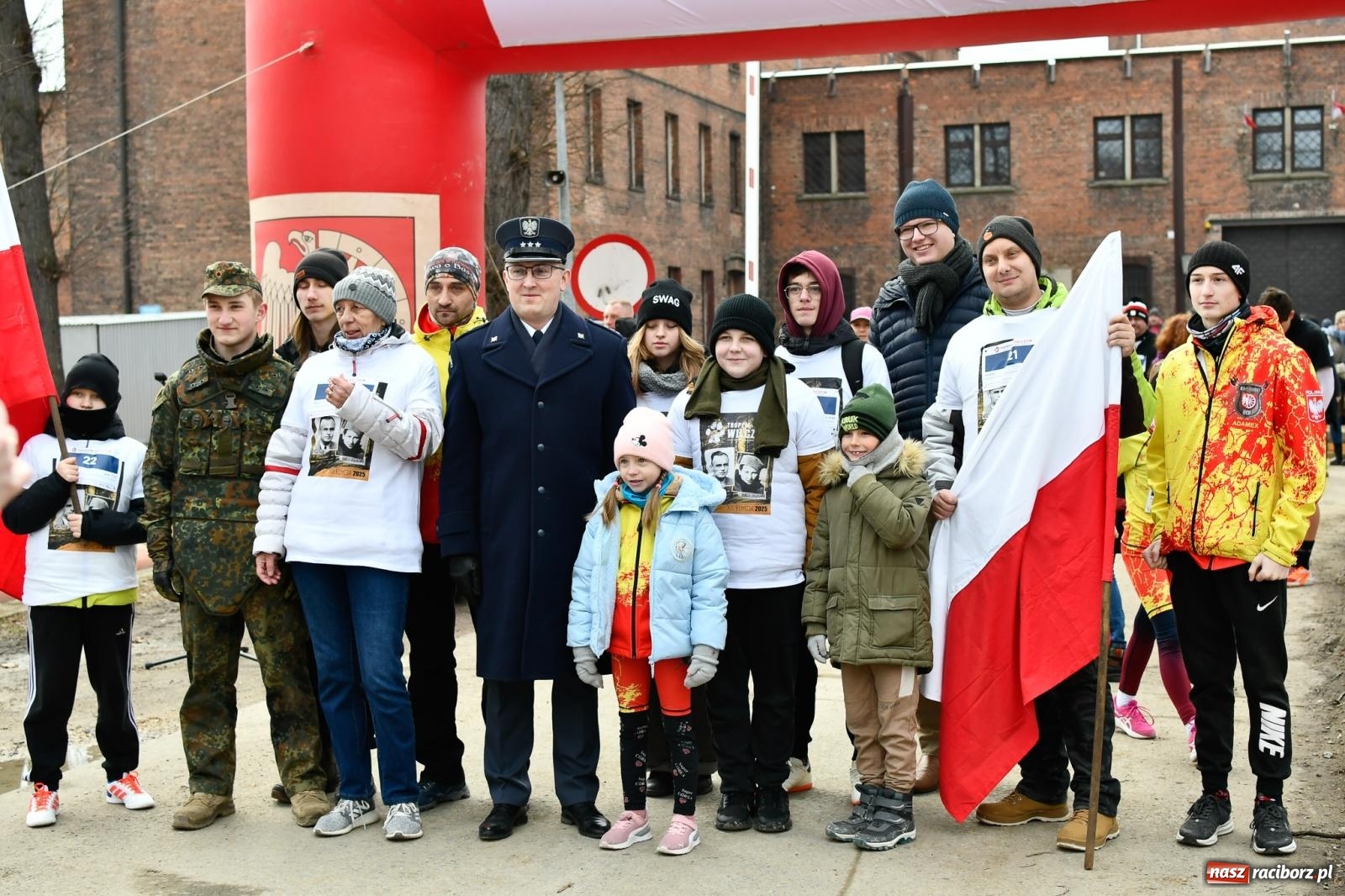 Zdjęcie w galerii na portalu naszraciborz.pl: Bieg Pamięci Żołnierzy Wyklętych TROPEM WILCZYM 2025: Racibórz uhonorował Niezłomnych wiadomości z regionu
