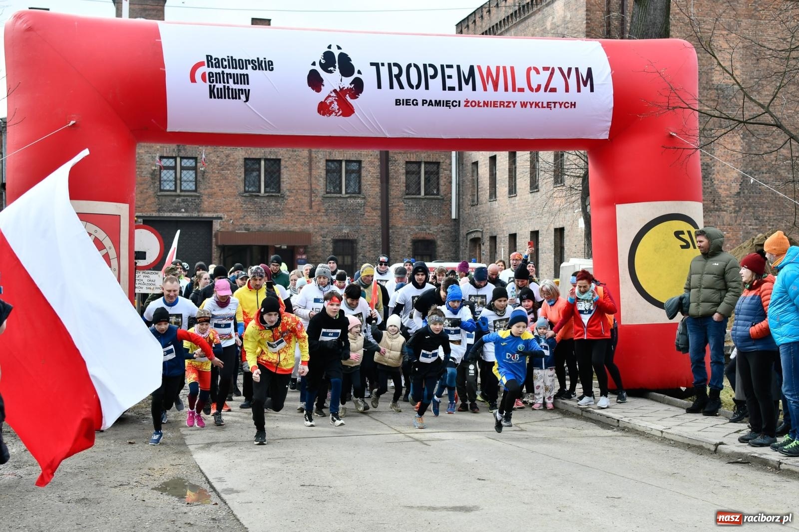 Zdjęcie w galerii na portalu naszraciborz.pl: Bieg Pamięci Żołnierzy Wyklętych TROPEM WILCZYM 2025: Racibórz uhonorował Niezłomnych wiadomości z regionu