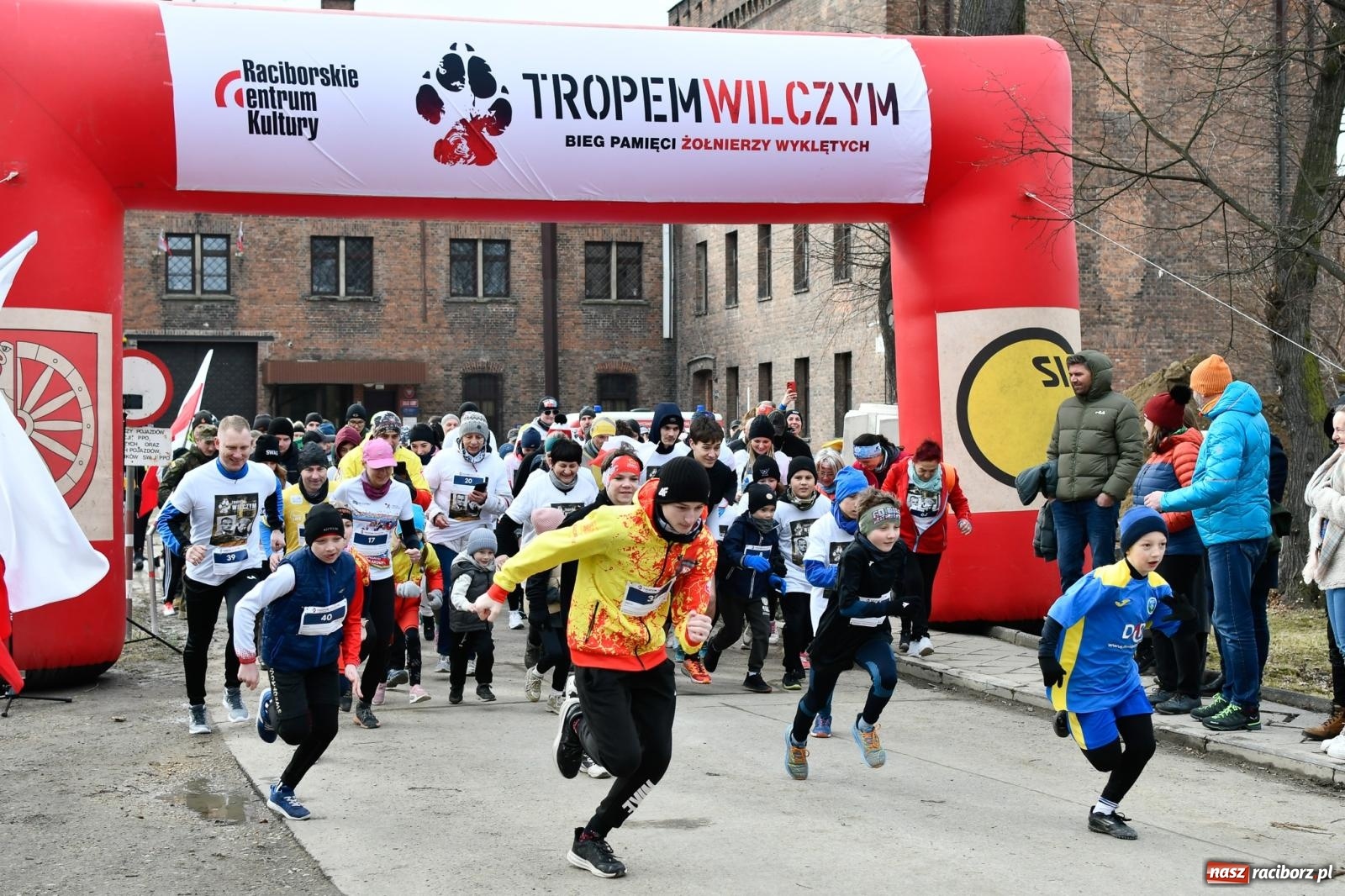 Zdjęcie w galerii na portalu naszraciborz.pl: Bieg Pamięci Żołnierzy Wyklętych TROPEM WILCZYM 2025: Racibórz uhonorował Niezłomnych wiadomości z regionu