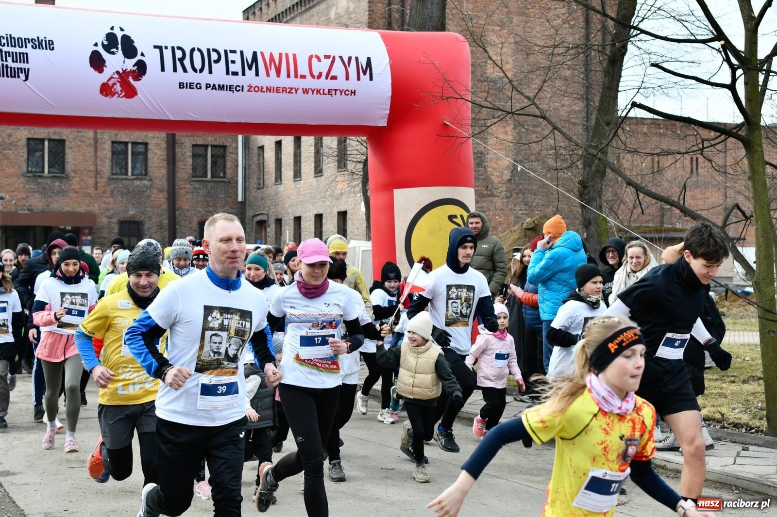 Zdjęcie w galerii na portalu naszraciborz.pl: Bieg Pamięci Żołnierzy Wyklętych TROPEM WILCZYM 2025: Racibórz uhonorował Niezłomnych wiadomości z regionu