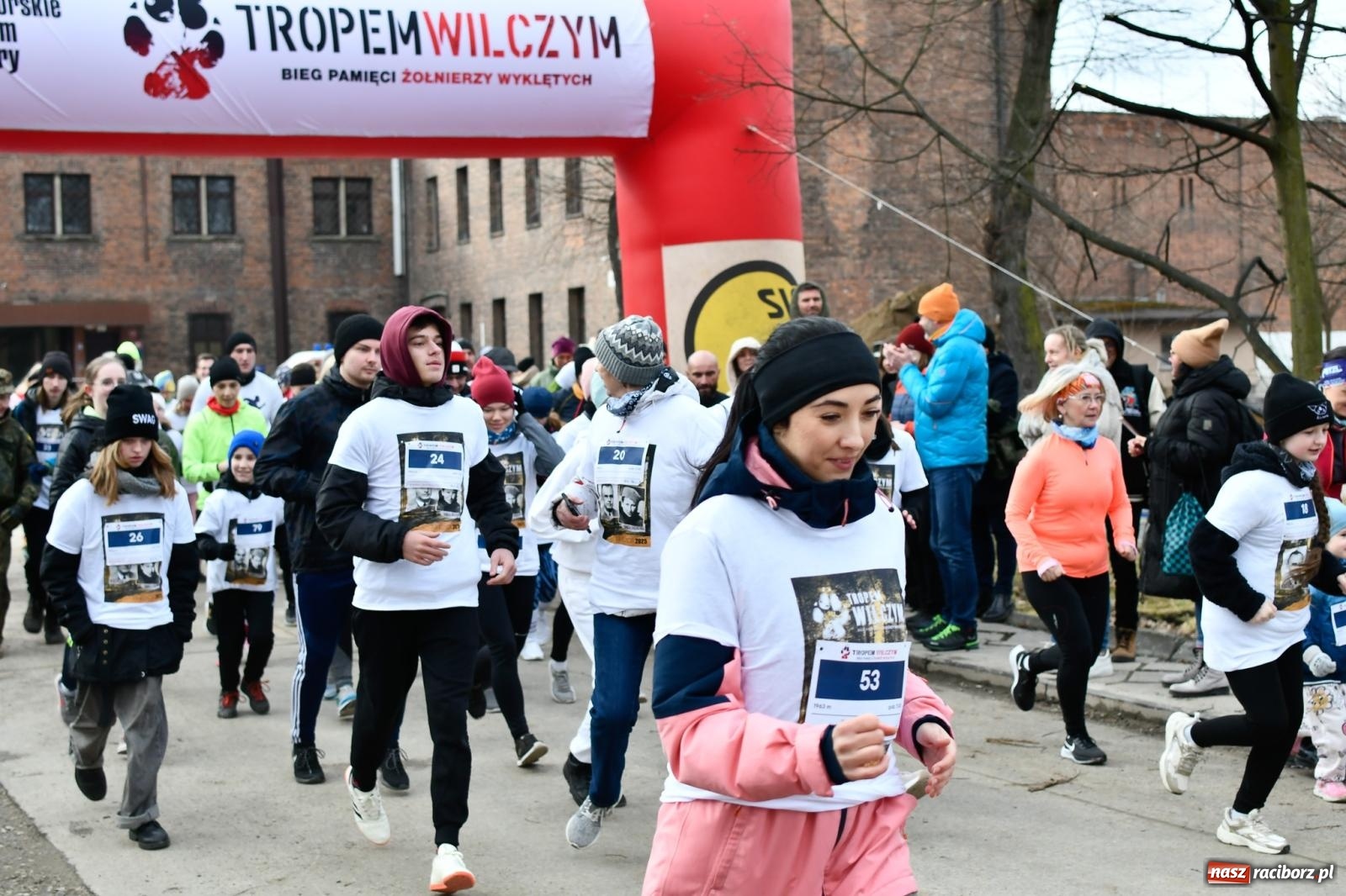 Zdjęcie w galerii na portalu naszraciborz.pl: Bieg Pamięci Żołnierzy Wyklętych TROPEM WILCZYM 2025: Racibórz uhonorował Niezłomnych wiadomości z regionu