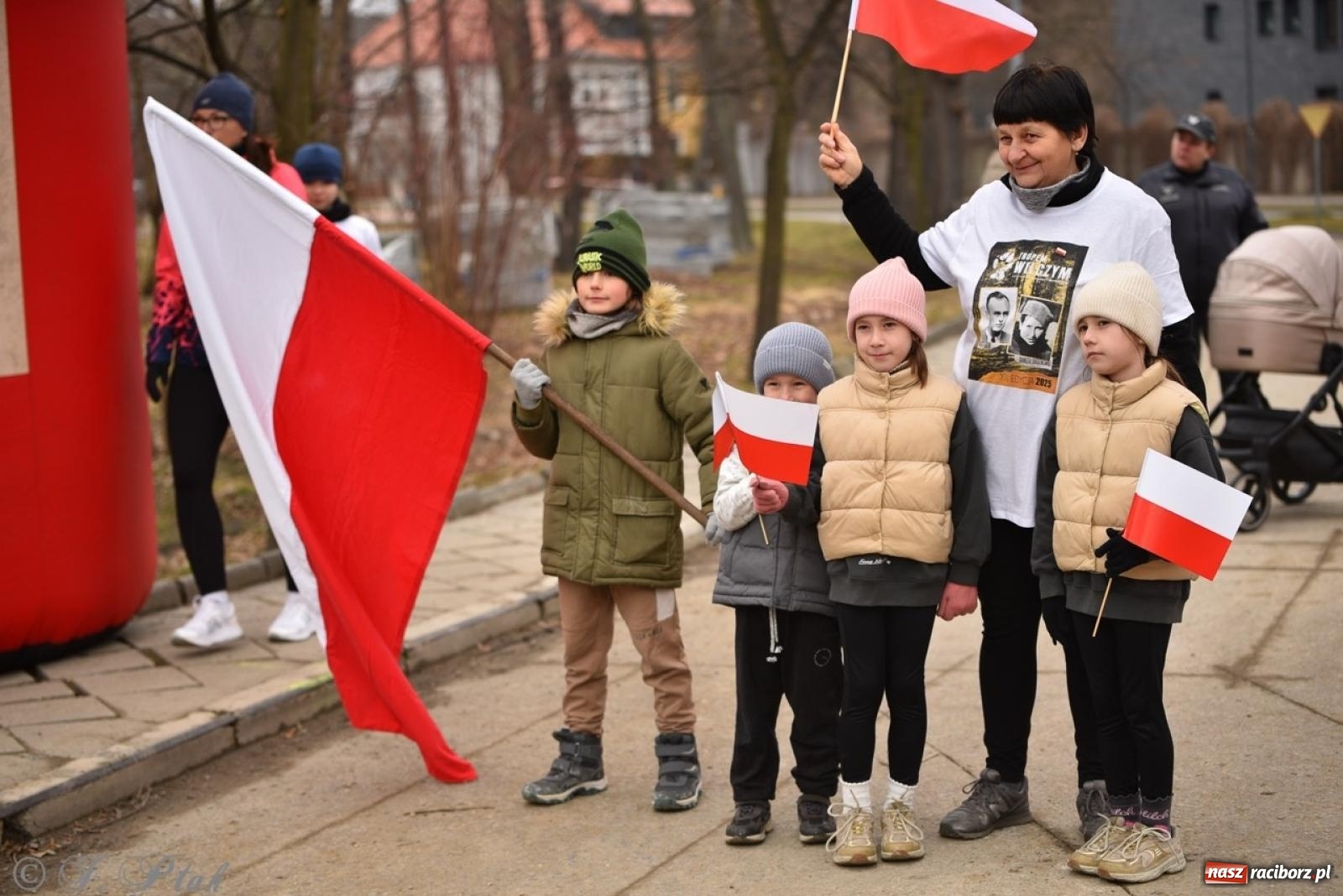 Zdjęcie w galerii na portalu naszraciborz.pl: Bieg Pamięci Żołnierzy Wyklętych TROPEM WILCZYM 2025: Racibórz uhonorował Niezłomnych wiadomości z regionu