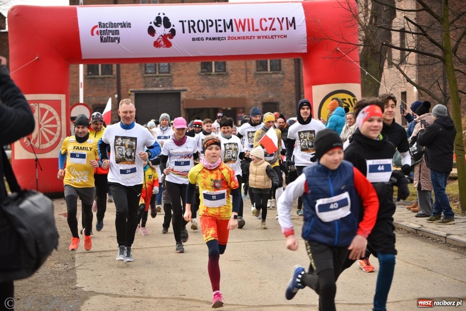 Zdjęcie w galerii na portalu naszraciborz.pl: Bieg Pamięci Żołnierzy Wyklętych TROPEM WILCZYM 2025: Racibórz uhonorował Niezłomnych wiadomości z regionu