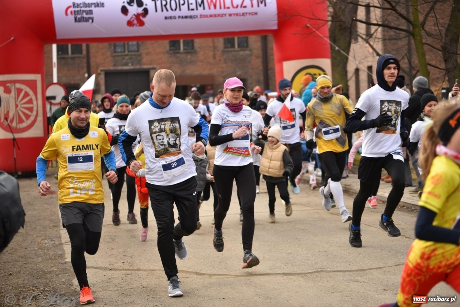 Zdjęcie w galerii na portalu naszraciborz.pl: Bieg Pamięci Żołnierzy Wyklętych TROPEM WILCZYM 2025: Racibórz uhonorował Niezłomnych wiadomości z regionu