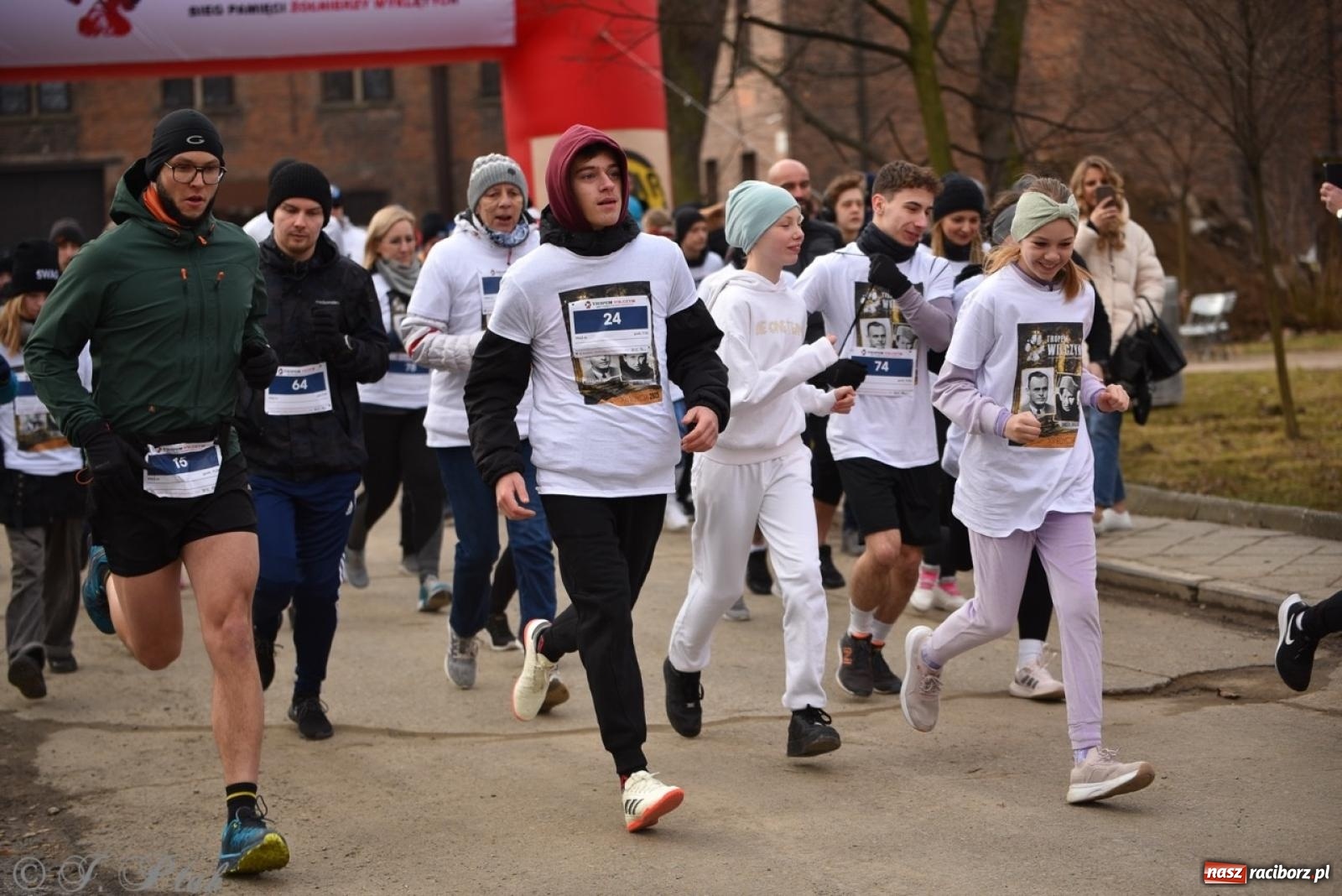 Zdjęcie w galerii na portalu naszraciborz.pl: Bieg Pamięci Żołnierzy Wyklętych TROPEM WILCZYM 2025: Racibórz uhonorował Niezłomnych wiadomości z regionu
