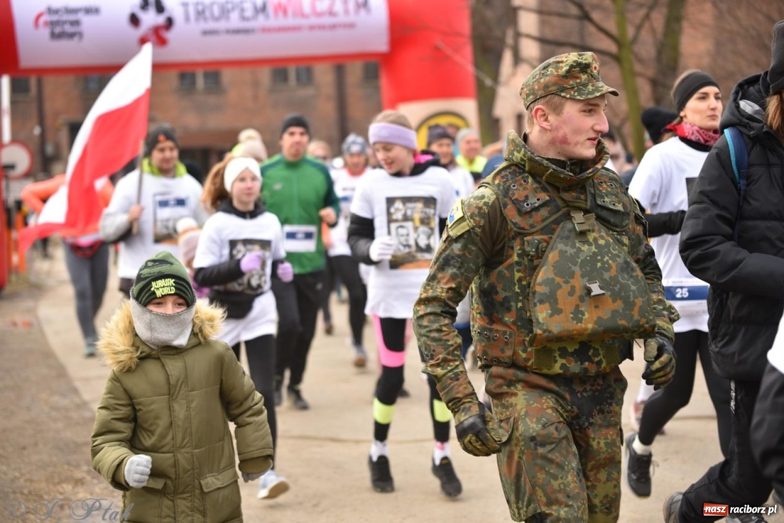 Zdjęcie w galerii na portalu naszraciborz.pl: Bieg Pamięci Żołnierzy Wyklętych TROPEM WILCZYM 2025: Racibórz uhonorował Niezłomnych wiadomości z regionu