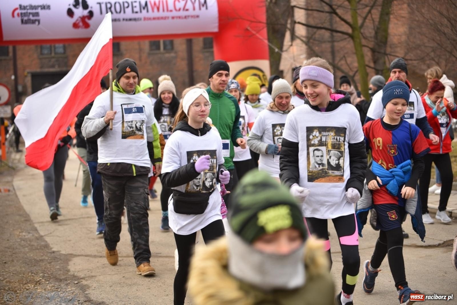 Zdjęcie w galerii na portalu naszraciborz.pl: Bieg Pamięci Żołnierzy Wyklętych TROPEM WILCZYM 2025: Racibórz uhonorował Niezłomnych wiadomości z regionu