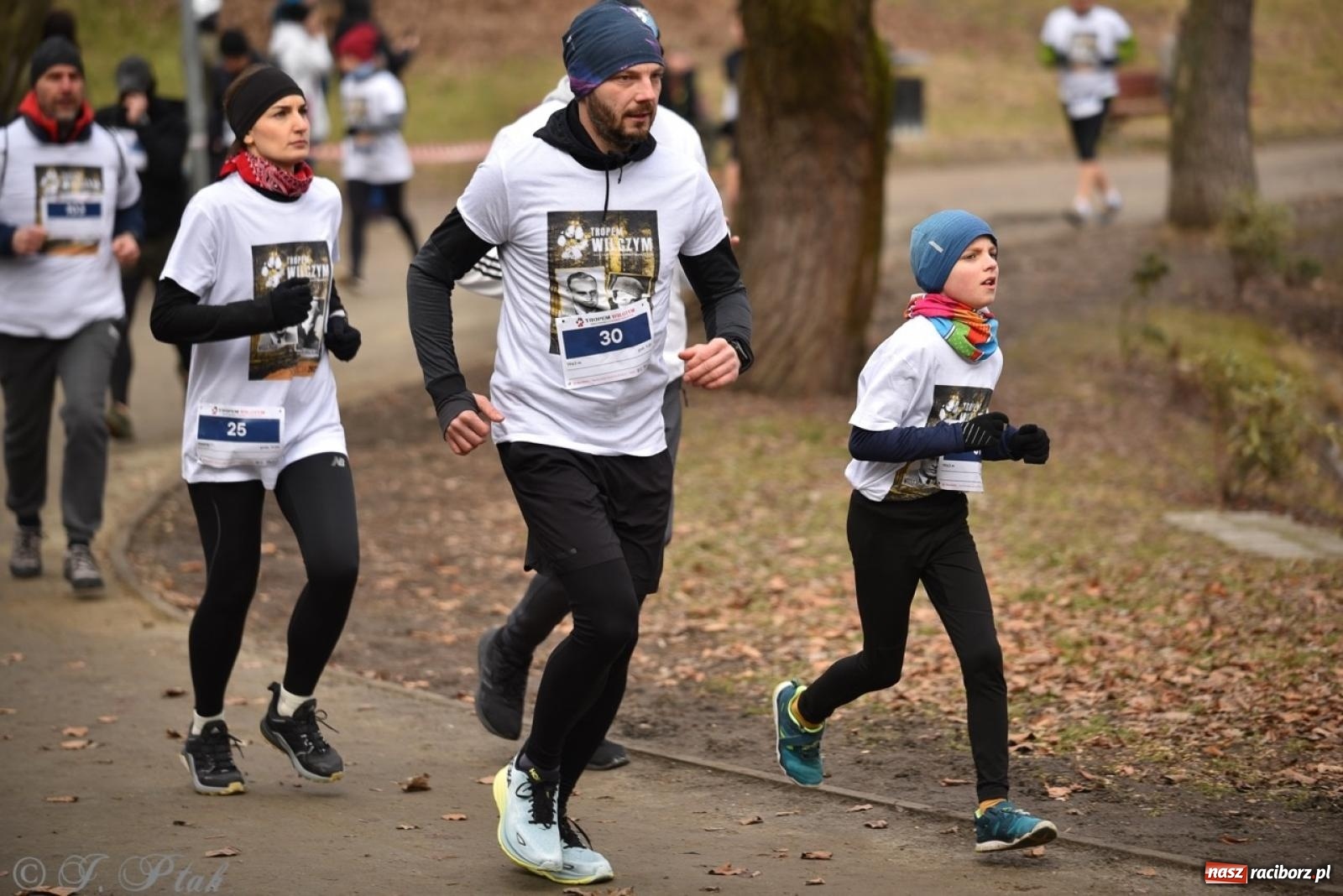 Zdjęcie w galerii na portalu naszraciborz.pl: Bieg Pamięci Żołnierzy Wyklętych TROPEM WILCZYM 2025: Racibórz uhonorował Niezłomnych wiadomości z regionu