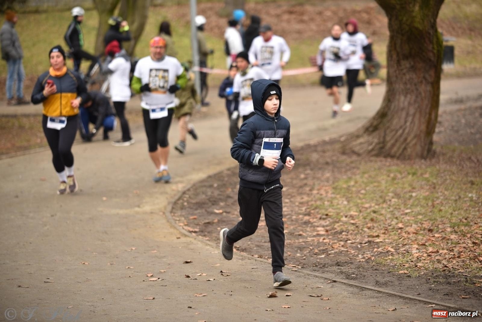 Zdjęcie w galerii na portalu naszraciborz.pl: Bieg Pamięci Żołnierzy Wyklętych TROPEM WILCZYM 2025: Racibórz uhonorował Niezłomnych wiadomości z regionu