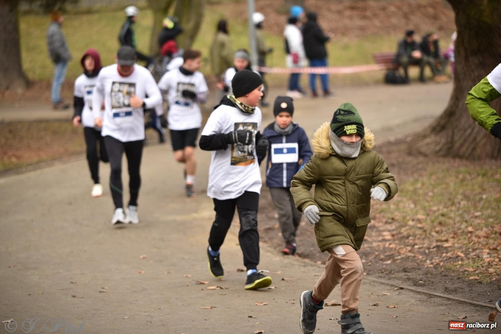 Zdjęcie w galerii na portalu naszraciborz.pl: Bieg Pamięci Żołnierzy Wyklętych TROPEM WILCZYM 2025: Racibórz uhonorował Niezłomnych wiadomości z regionu