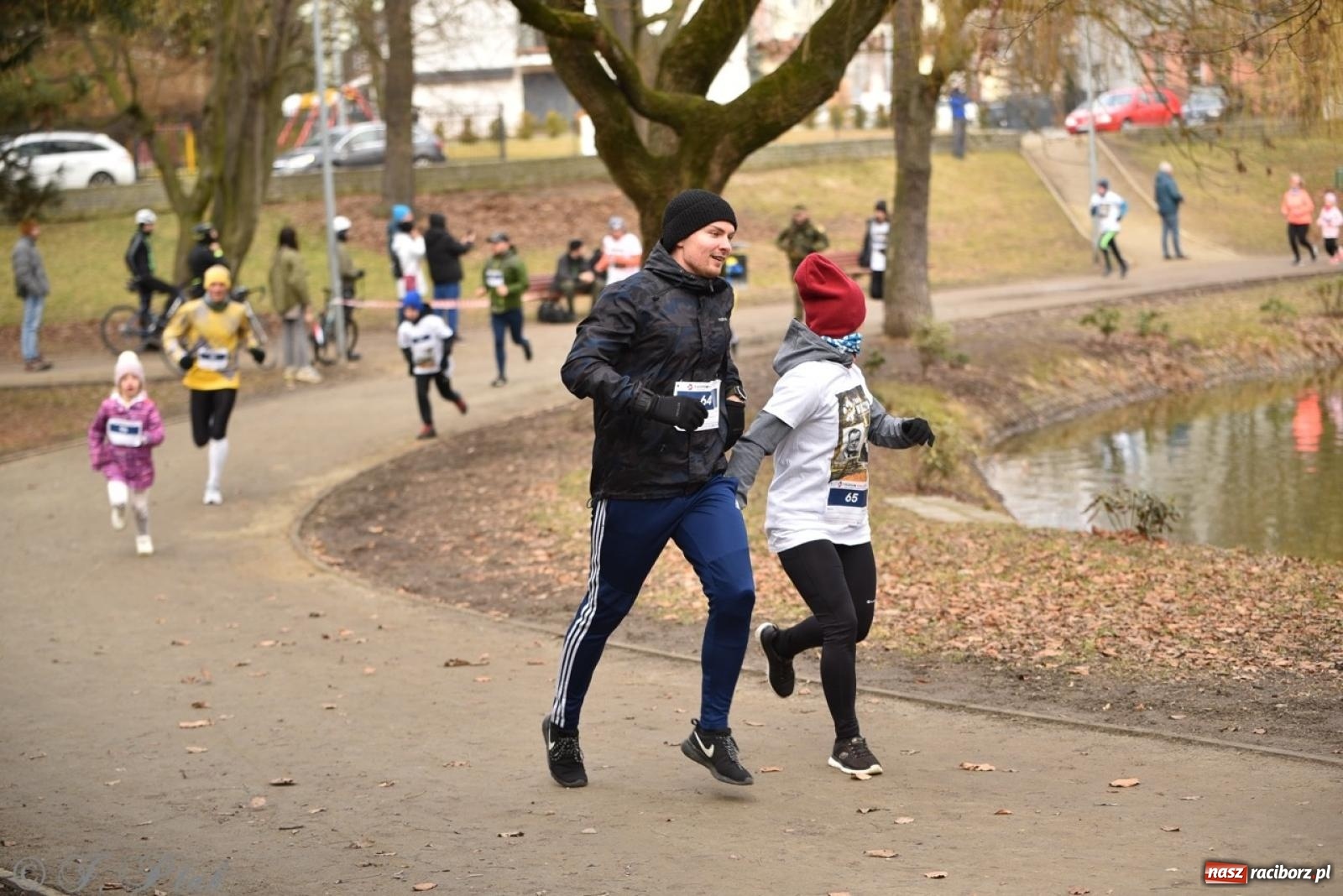 Zdjęcie w galerii na portalu naszraciborz.pl: Bieg Pamięci Żołnierzy Wyklętych TROPEM WILCZYM 2025: Racibórz uhonorował Niezłomnych wiadomości z regionu