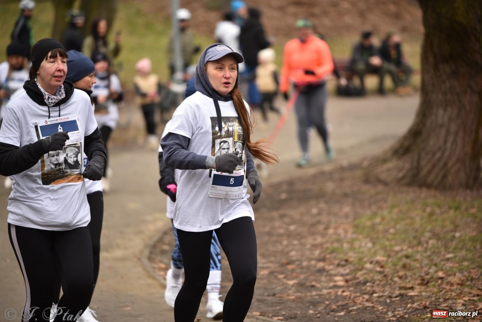 Zdjęcie w galerii na portalu naszraciborz.pl: Bieg Pamięci Żołnierzy Wyklętych TROPEM WILCZYM 2025: Racibórz uhonorował Niezłomnych wiadomości z regionu