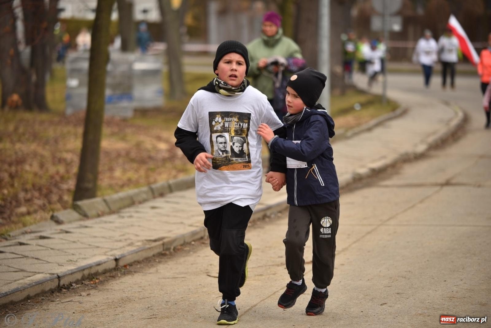 Zdjęcie w galerii na portalu naszraciborz.pl: Bieg Pamięci Żołnierzy Wyklętych TROPEM WILCZYM 2025: Racibórz uhonorował Niezłomnych wiadomości z regionu