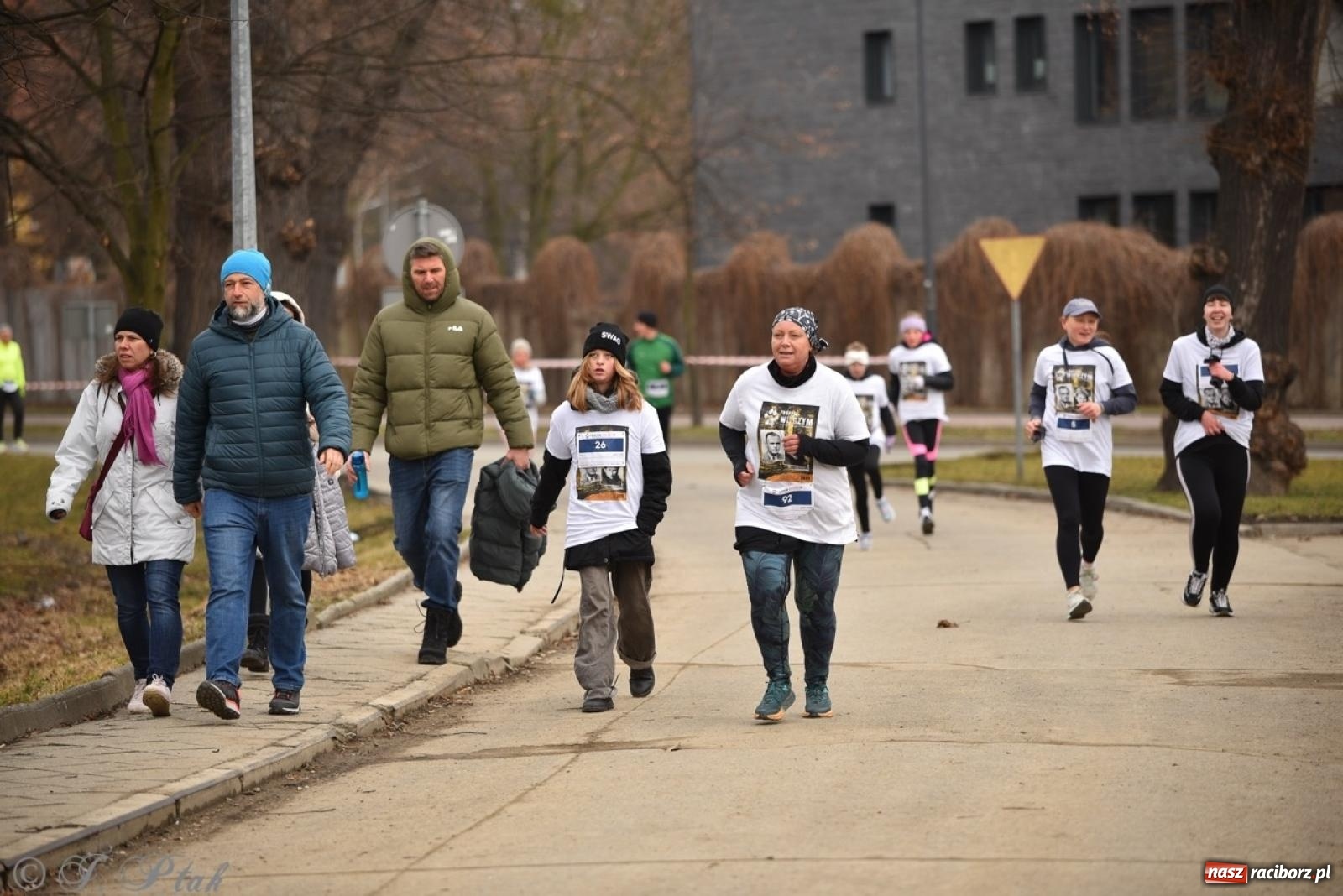 Zdjęcie w galerii na portalu naszraciborz.pl: Bieg Pamięci Żołnierzy Wyklętych TROPEM WILCZYM 2025: Racibórz uhonorował Niezłomnych wiadomości z regionu