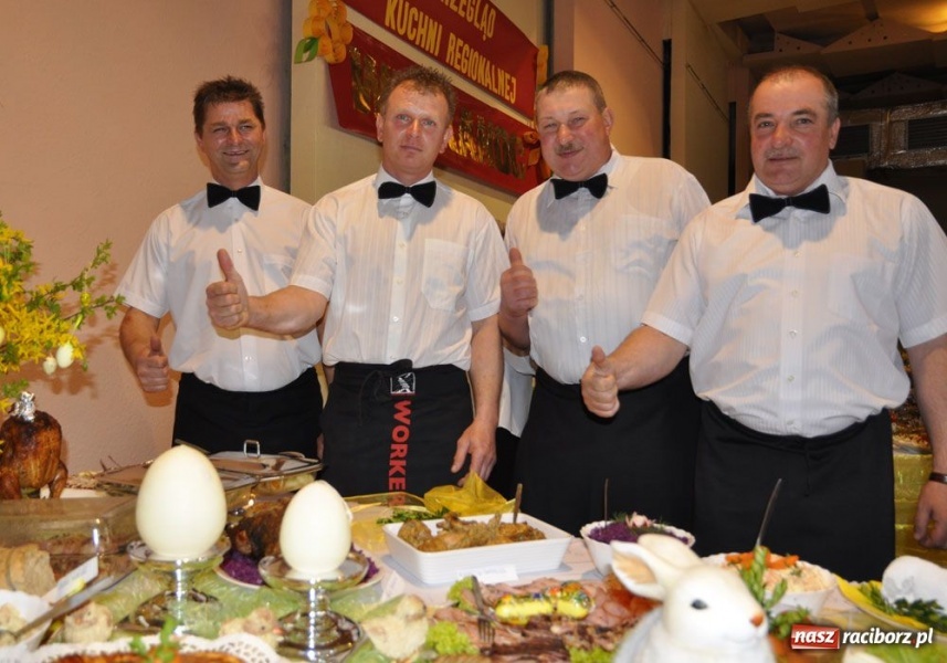 Zdjęcie w galerii na portalu naszraciborz.pl: Panie gotowały, panowie serwowali wiadomości z regionu