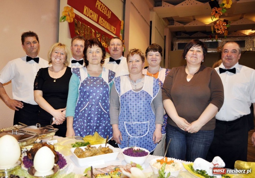 Zdjęcie w galerii na portalu naszraciborz.pl: Panie gotowały, panowie serwowali wiadomości z regionu