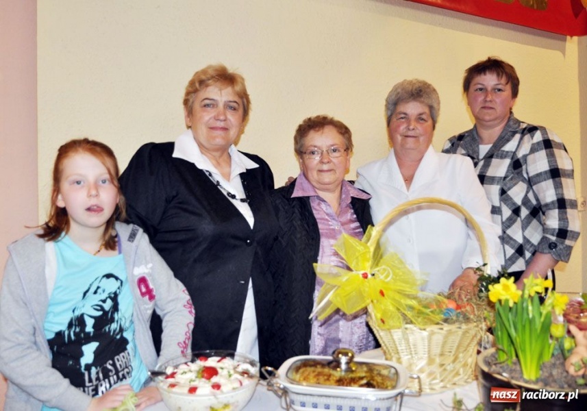 Zdjęcie w galerii na portalu naszraciborz.pl: Panie gotowały, panowie serwowali wiadomości z regionu