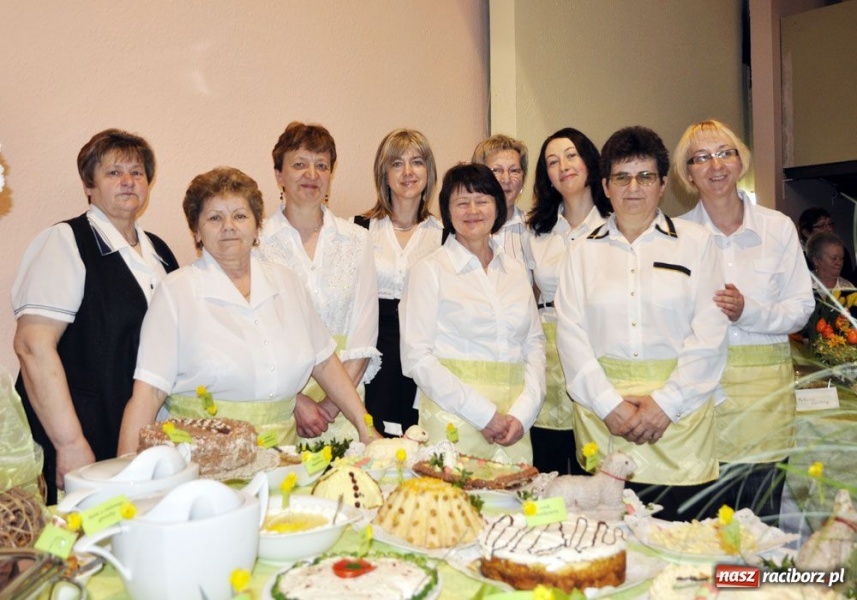 Zdjęcie w galerii na portalu naszraciborz.pl: Panie gotowały, panowie serwowali wiadomości z regionu
