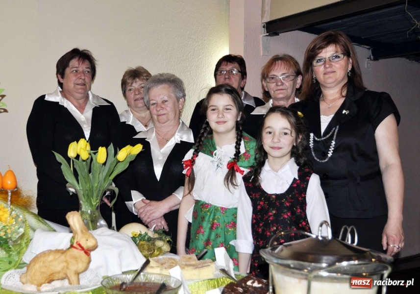 Zdjęcie w galerii na portalu naszraciborz.pl: Panie gotowały, panowie serwowali wiadomości z regionu