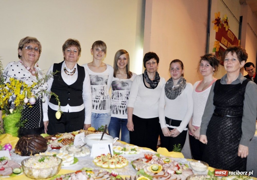 Zdjęcie w galerii na portalu naszraciborz.pl: Panie gotowały, panowie serwowali wiadomości z regionu