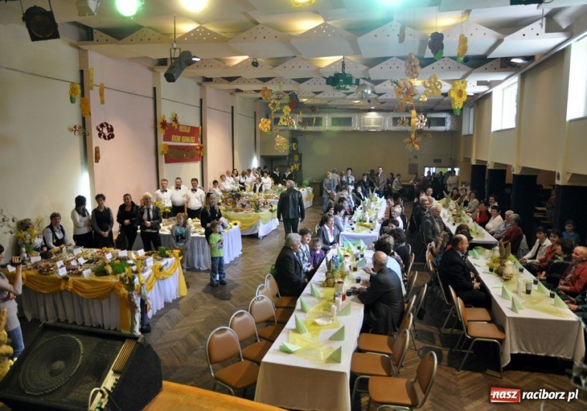 Zdjęcie w galerii na portalu naszraciborz.pl: Panie gotowały, panowie serwowali wiadomości z regionu