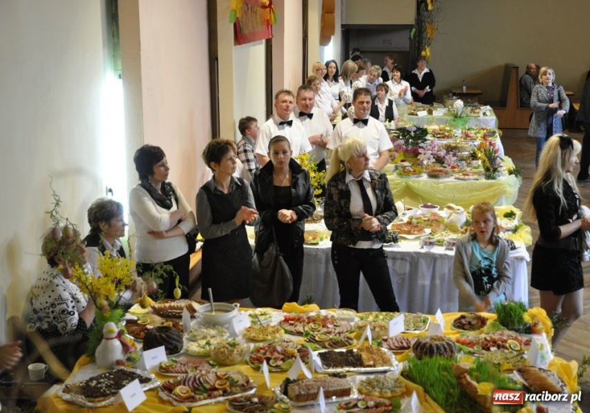 Zdjęcie w galerii na portalu naszraciborz.pl: Panie gotowały, panowie serwowali wiadomości z regionu