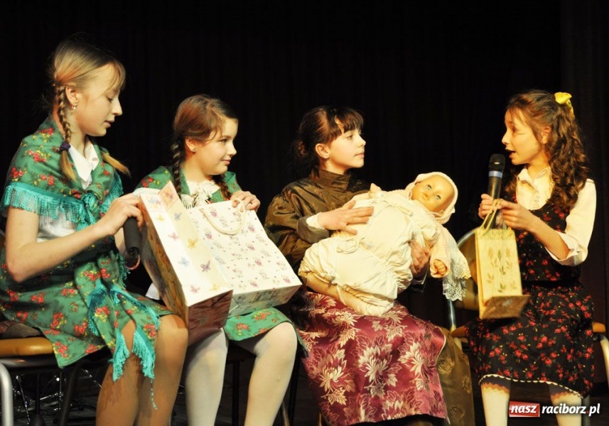 Zdjęcie w galerii na portalu naszraciborz.pl: Panie gotowały, panowie serwowali wiadomości z regionu