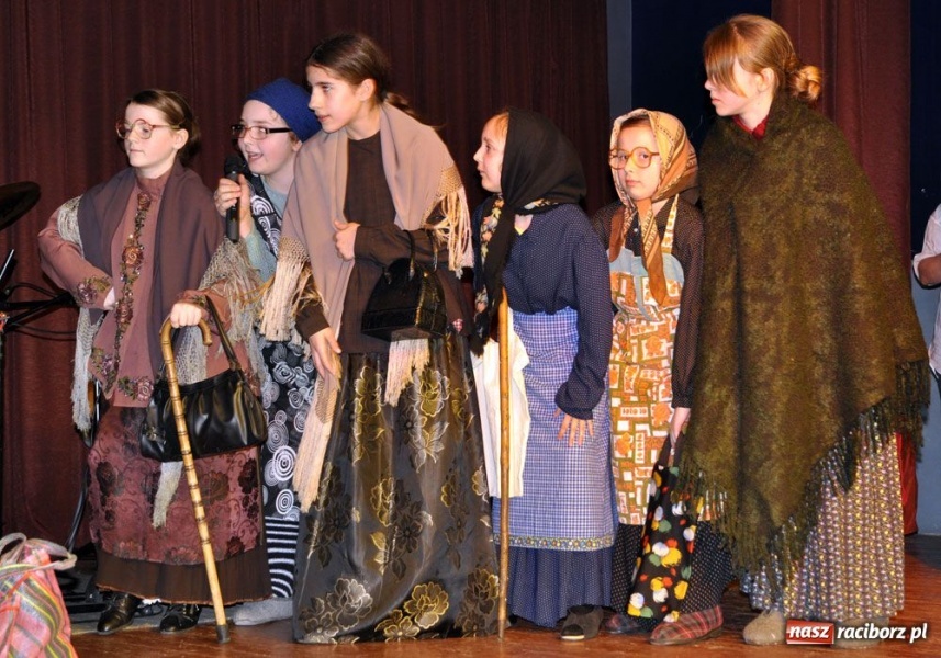 Zdjęcie w galerii na portalu naszraciborz.pl: Panie gotowały, panowie serwowali wiadomości z regionu