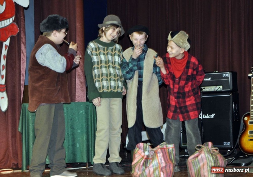 Zdjęcie w galerii na portalu naszraciborz.pl: Panie gotowały, panowie serwowali wiadomości z regionu