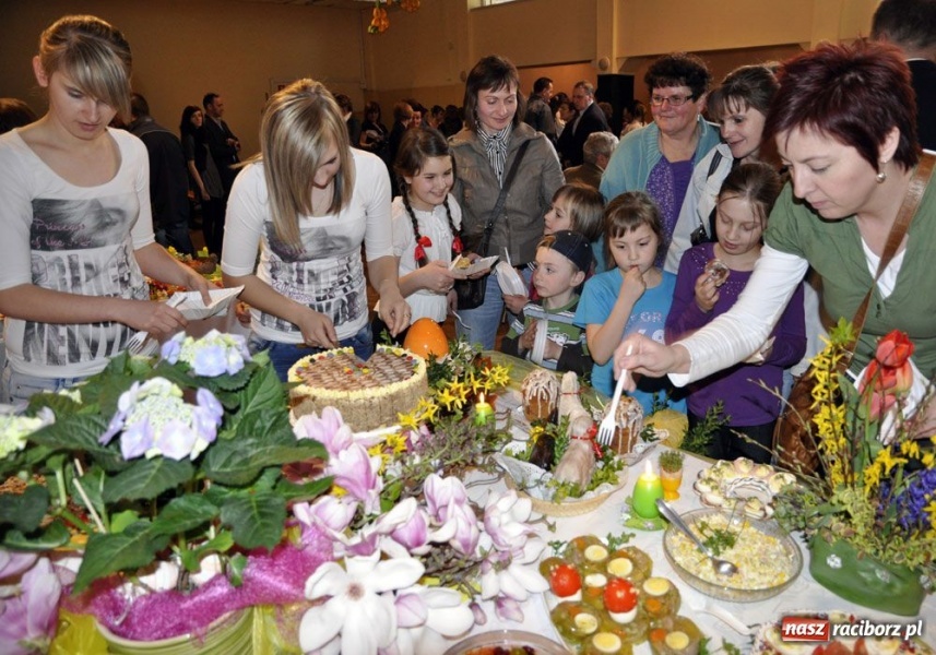 Zdjęcie w galerii na portalu naszraciborz.pl: Panie gotowały, panowie serwowali wiadomości z regionu