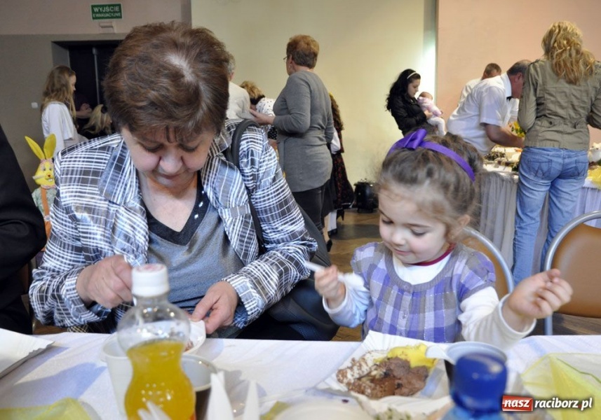 Zdjęcie w galerii na portalu naszraciborz.pl: Panie gotowały, panowie serwowali wiadomości z regionu