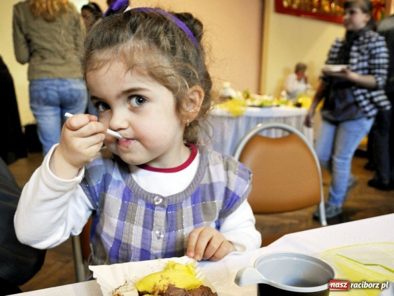 Zdjęcie w galerii na portalu naszraciborz.pl: Panie gotowały, panowie serwowali wiadomości z regionu