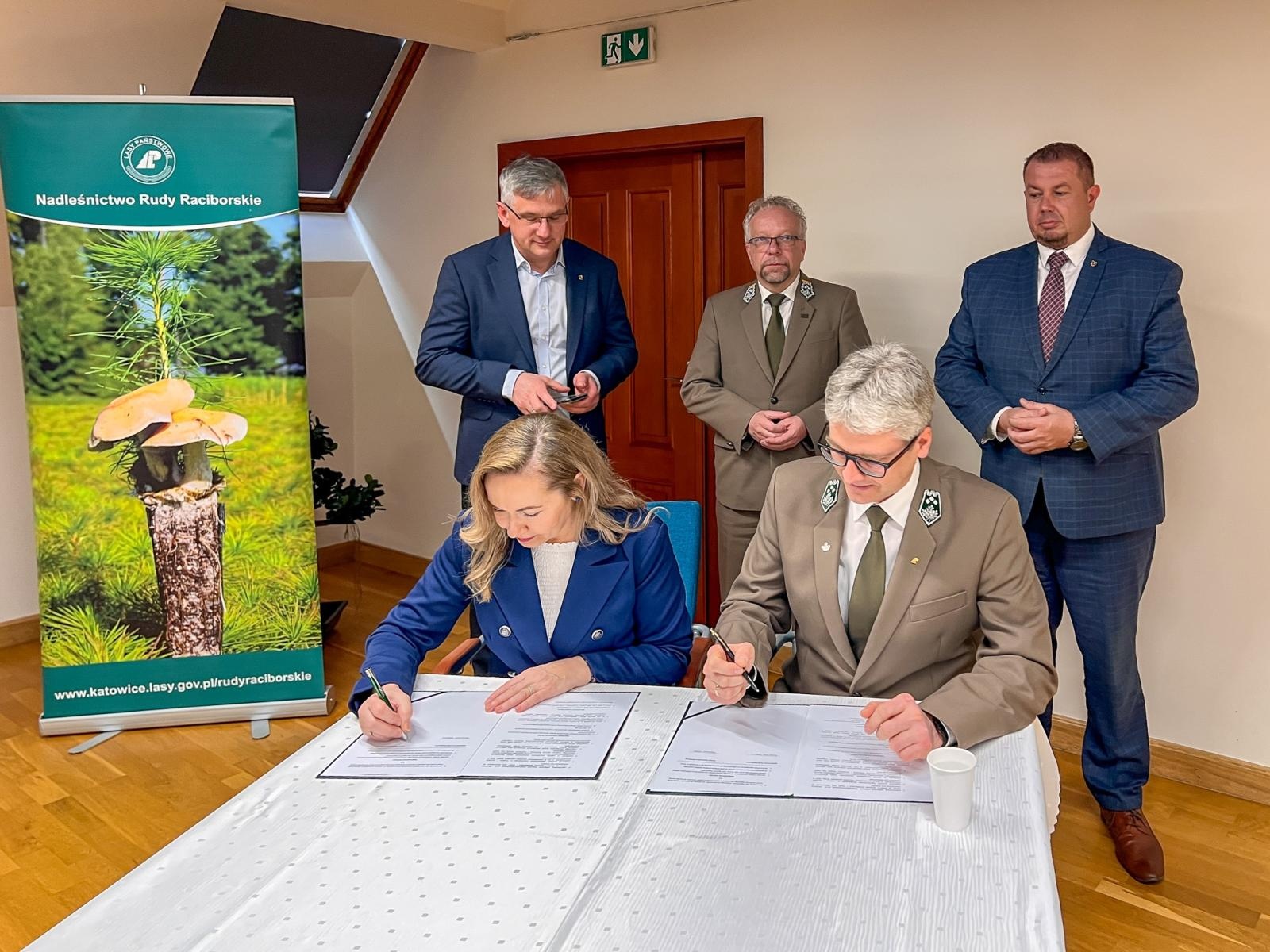 Zdjęcie w galerii na portalu naszraciborz.pl: Zamek Piastowski i Nadleśnictwo Rudy Raciborskie rozpoczynają współpracę wiadomości z regionu