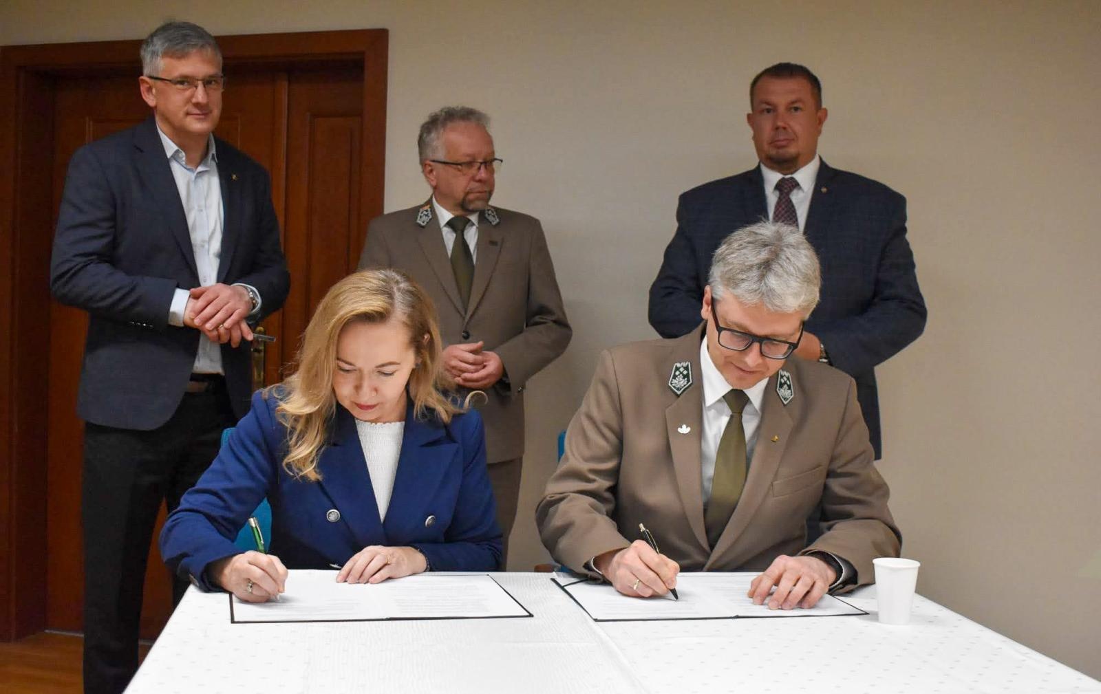 Zdjęcie w galerii na portalu naszraciborz.pl: Zamek Piastowski i Nadleśnictwo Rudy Raciborskie rozpoczynają współpracę wiadomości z regionu