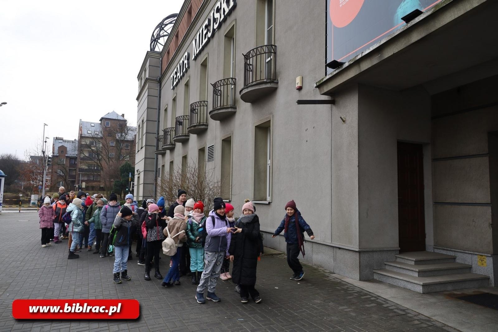 Zdjęcie w galerii na portalu naszraciborz.pl: Królewskie Ferie z Biblioteką: wycieczka do Teatru Miejskiego w Gliwicach wiadomości z regionu