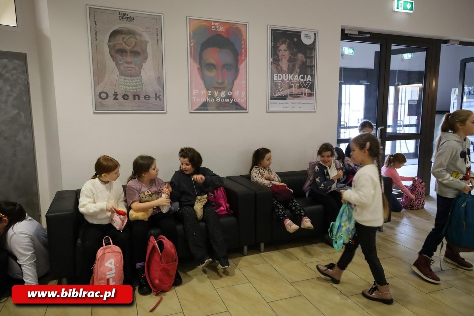 Zdjęcie w galerii na portalu naszraciborz.pl: Królewskie Ferie z Biblioteką: wycieczka do Teatru Miejskiego w Gliwicach wiadomości z regionu