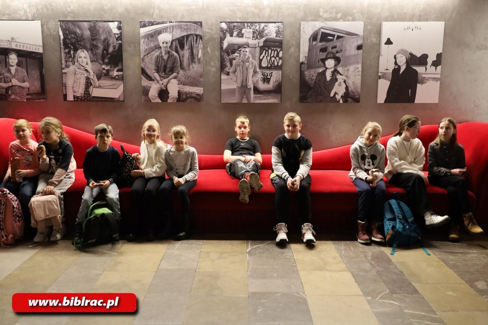 Zdjęcie w galerii na portalu naszraciborz.pl: Królewskie Ferie z Biblioteką: wycieczka do Teatru Miejskiego w Gliwicach wiadomości z regionu