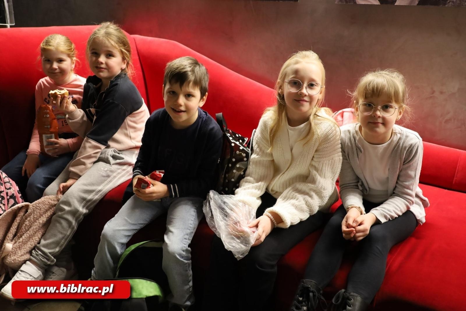 Zdjęcie w galerii na portalu naszraciborz.pl: Królewskie Ferie z Biblioteką: wycieczka do Teatru Miejskiego w Gliwicach wiadomości z regionu