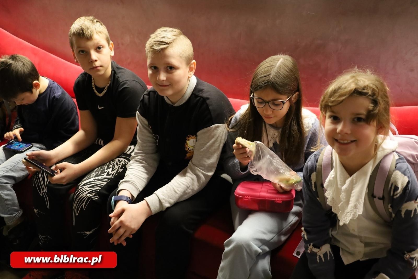 Zdjęcie w galerii na portalu naszraciborz.pl: Królewskie Ferie z Biblioteką: wycieczka do Teatru Miejskiego w Gliwicach wiadomości z regionu