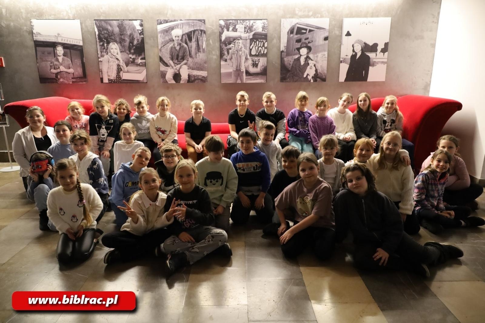 Zdjęcie w galerii na portalu naszraciborz.pl: Królewskie Ferie z Biblioteką: wycieczka do Teatru Miejskiego w Gliwicach wiadomości z regionu