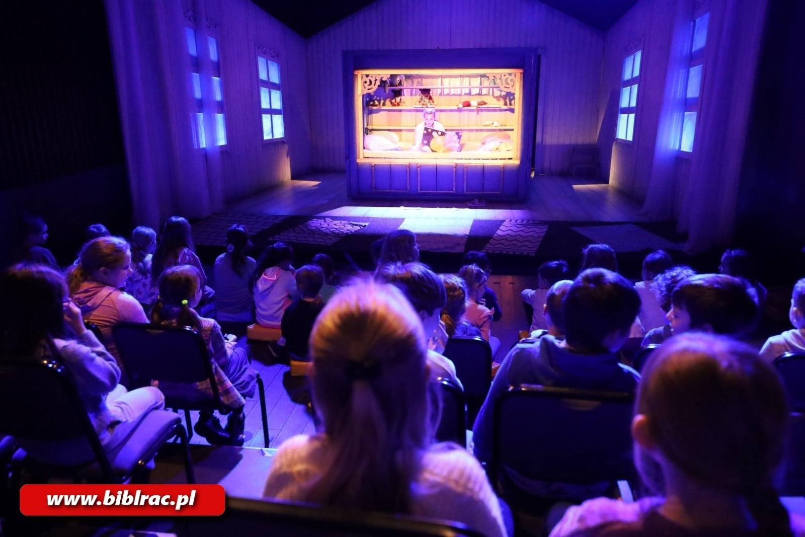Zdjęcie w galerii na portalu naszraciborz.pl: Królewskie Ferie z Biblioteką: wycieczka do Teatru Miejskiego w Gliwicach wiadomości z regionu