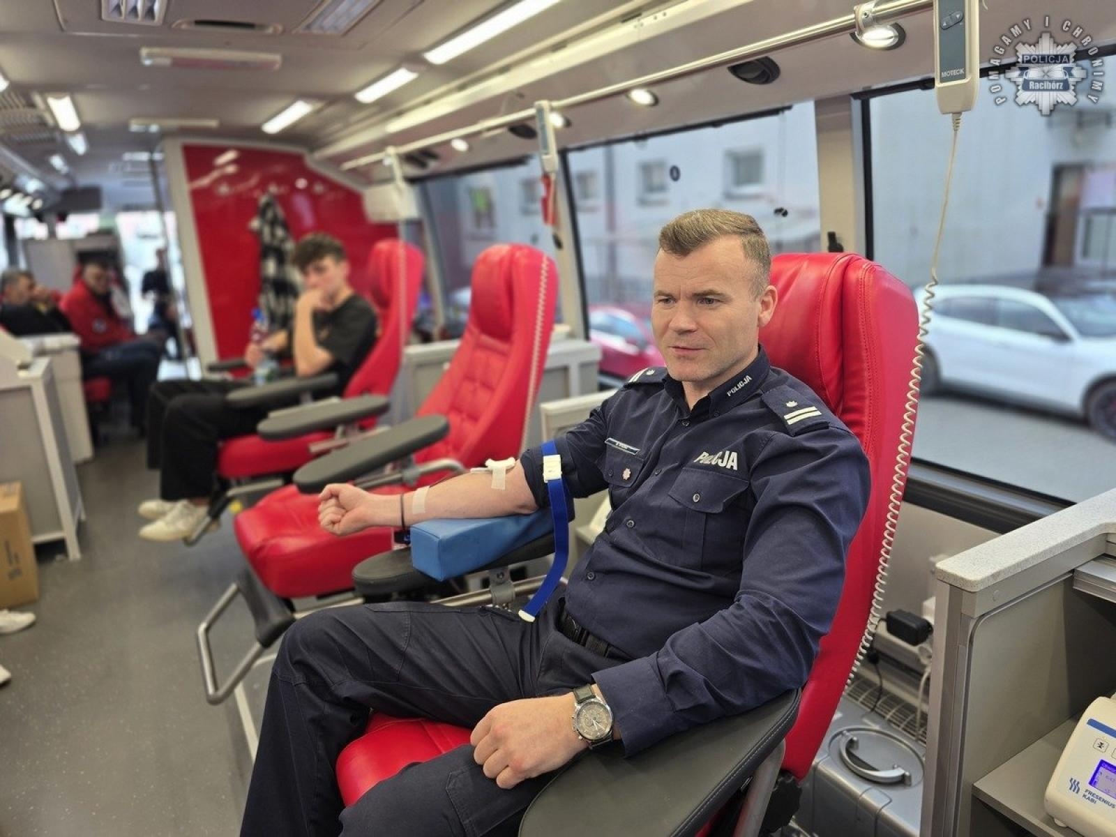 Zdjęcie w galerii na portalu naszraciborz.pl: Policjanci oddali krew – bezcenna pomoc dla potrzebujących wiadomości z regionu