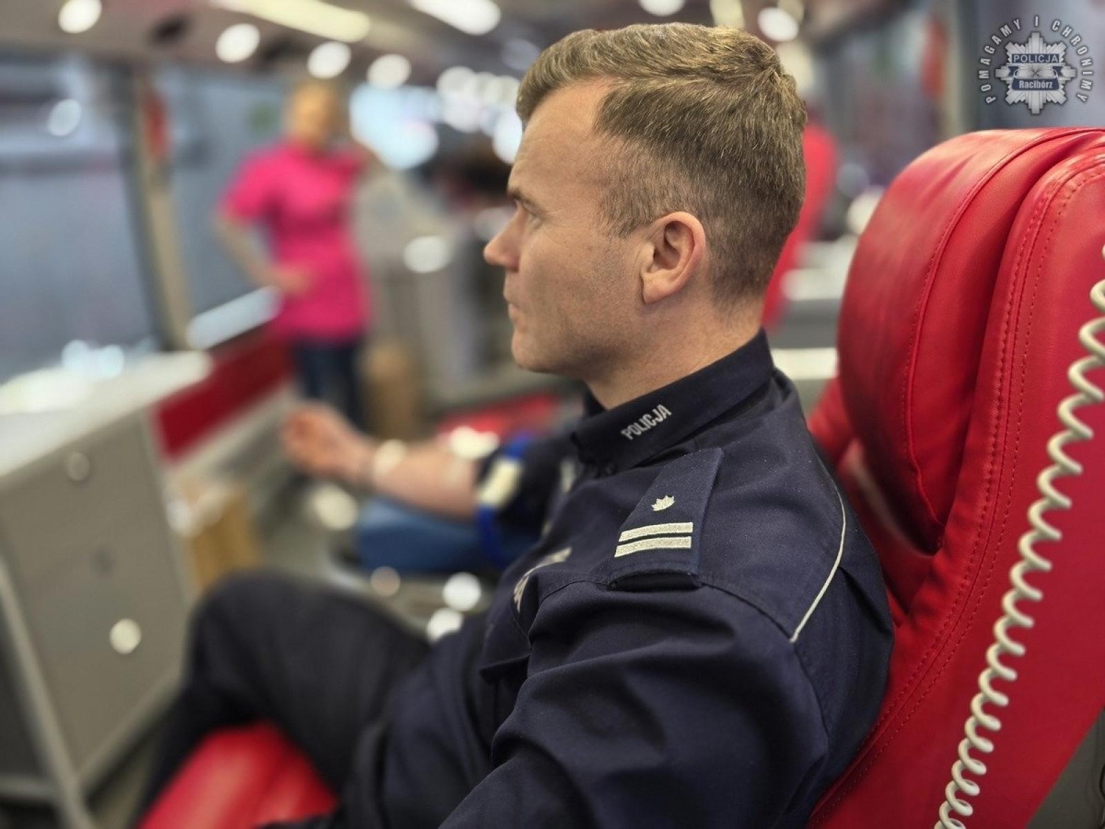 Zdjęcie w galerii na portalu naszraciborz.pl: Policjanci oddali krew – bezcenna pomoc dla potrzebujących wiadomości z regionu