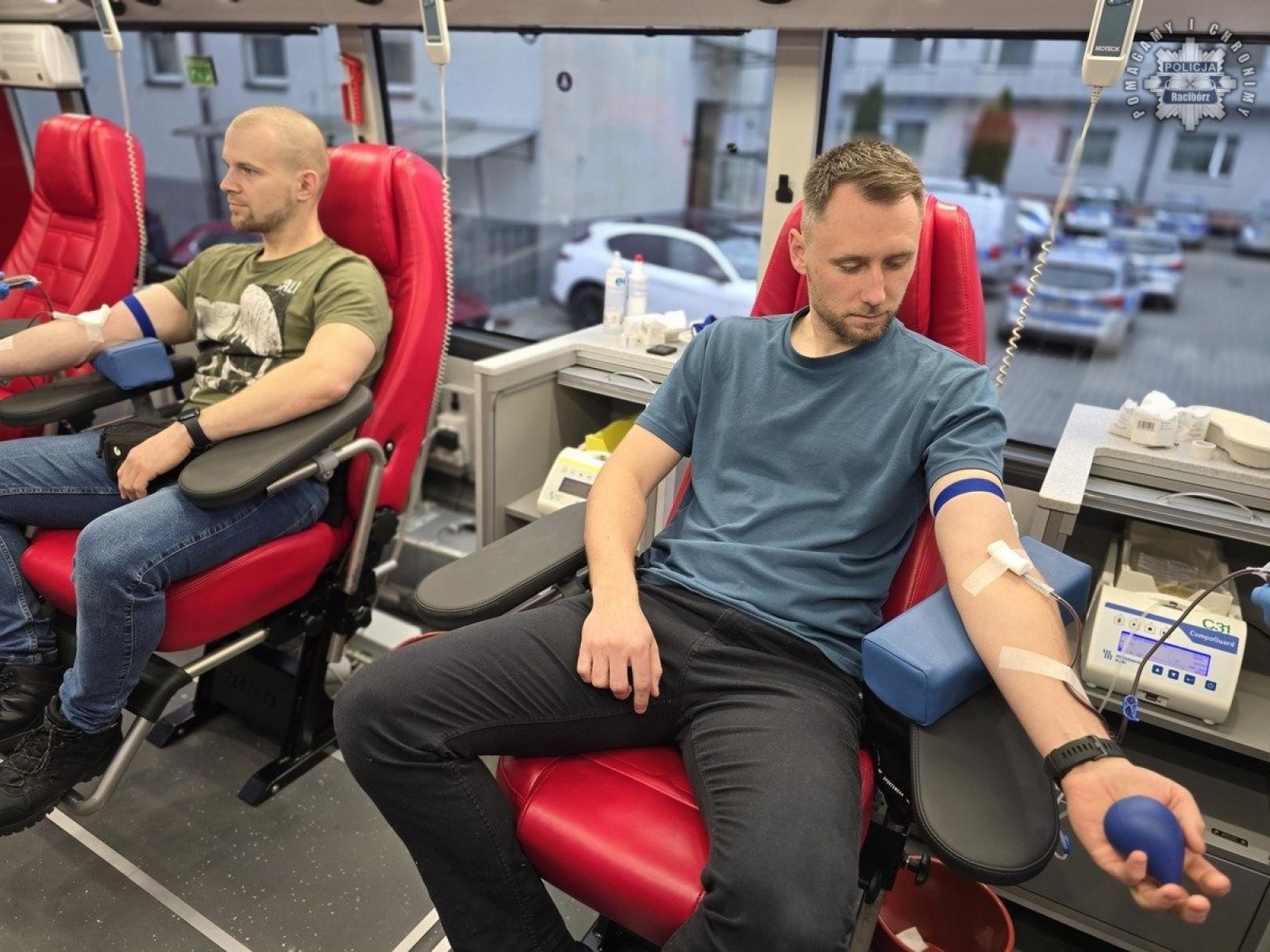 Zdjęcie w galerii na portalu naszraciborz.pl: Policjanci oddali krew – bezcenna pomoc dla potrzebujących wiadomości z regionu