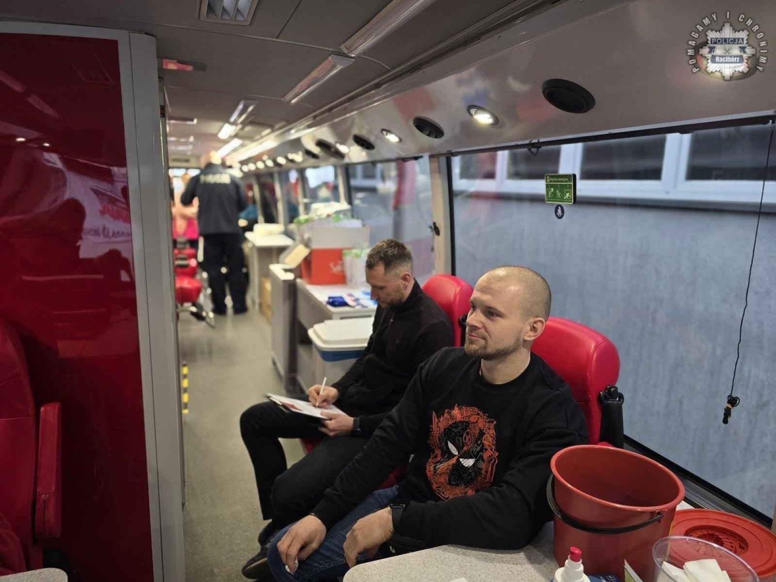 Zdjęcie w galerii na portalu naszraciborz.pl: Policjanci oddali krew – bezcenna pomoc dla potrzebujących wiadomości z regionu