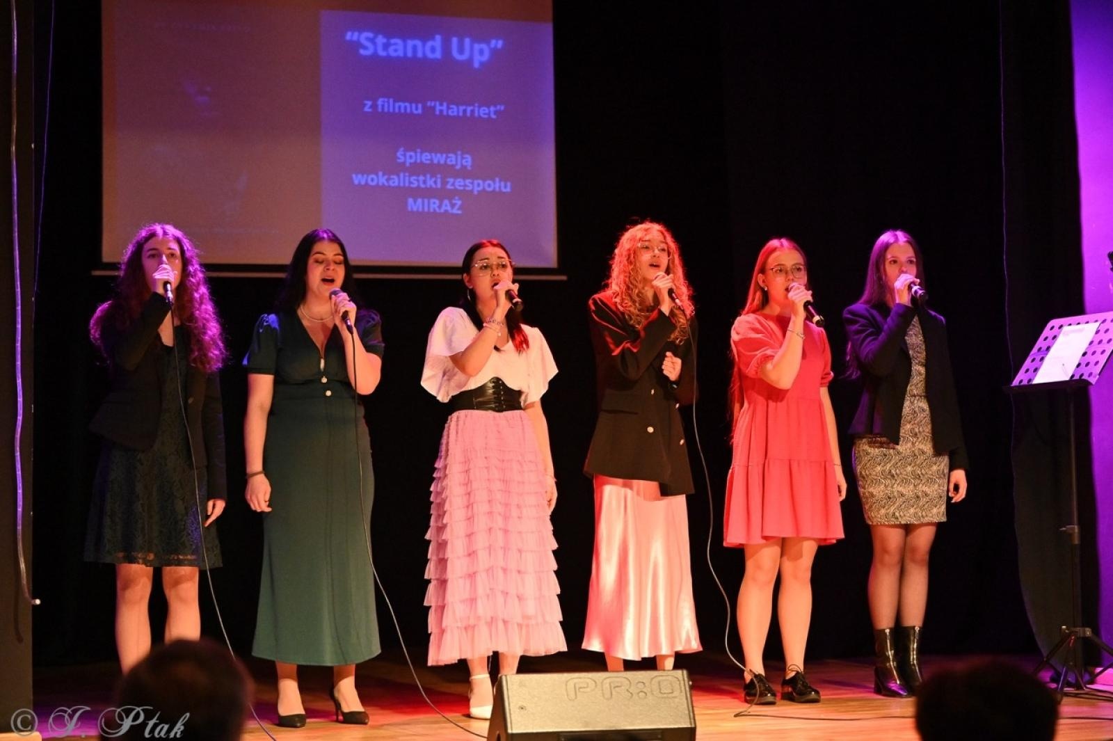 Zdjęcie w galerii na portalu naszraciborz.pl: Bajkowy Koncert zespołu MIRAŻ zachwycił publiczność [FOTO i WIDEO] wiadomości z regionu