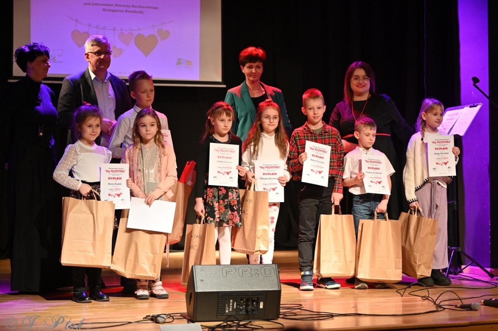Zdjęcie w galerii na portalu naszraciborz.pl: Bajkowy Koncert zespołu MIRAŻ zachwycił publiczność [FOTO i WIDEO] wiadomości z regionu