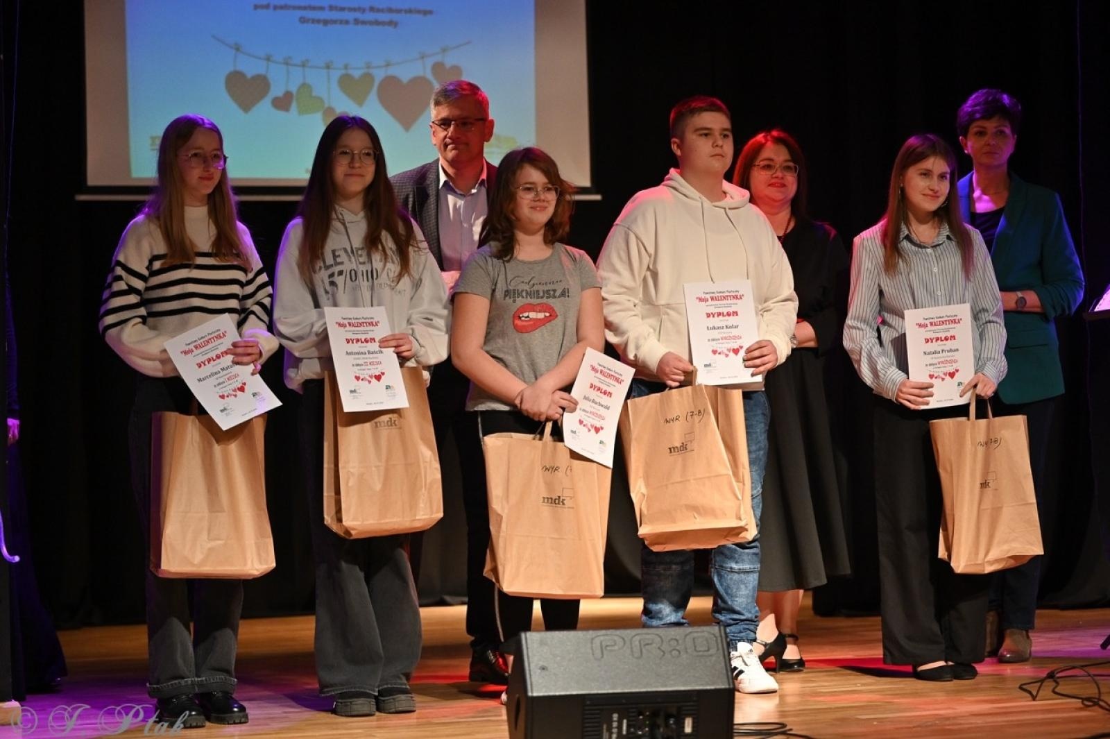 Zdjęcie w galerii na portalu naszraciborz.pl: Bajkowy Koncert zespołu MIRAŻ zachwycił publiczność [FOTO i WIDEO] wiadomości z regionu