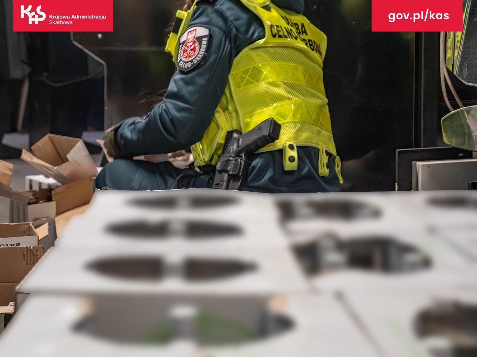 Zdjęcie w galerii na portalu naszraciborz.pl: Śląska KAS zatrzymała ponad 350 litrów alkoholu w estońskiej ciężarówce wiadomości z regionu