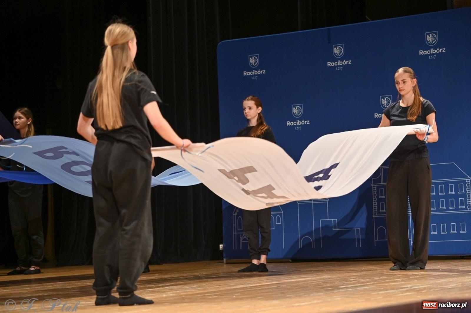 Zdjęcie w galerii na portalu naszraciborz.pl: Racibórz. Uroczyste rozdanie stypendiów za wyniki w nauce [FOTO i WIDEO] wiadomości z regionu